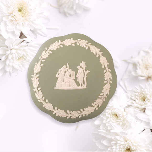 VTG Wedgwood Cream & Sage Green Box Neoclassical Motif NEW Condition - Picture 2 of 16